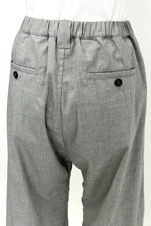 タック入りパンツ